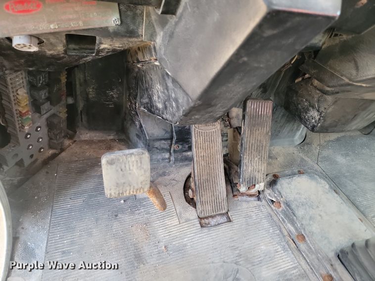 image for item JG9647 1998 Peterbuilt 377  truck cab and chassis