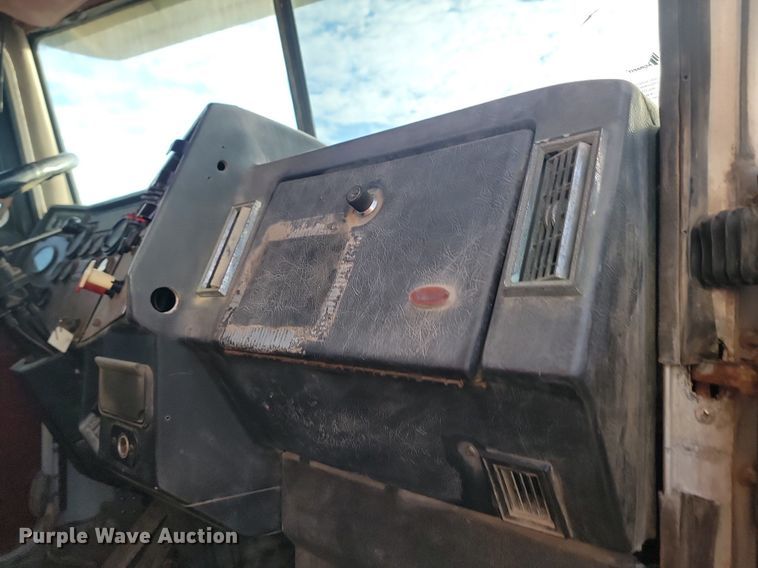 image for item JG9647 1998 Peterbuilt 377  truck cab and chassis