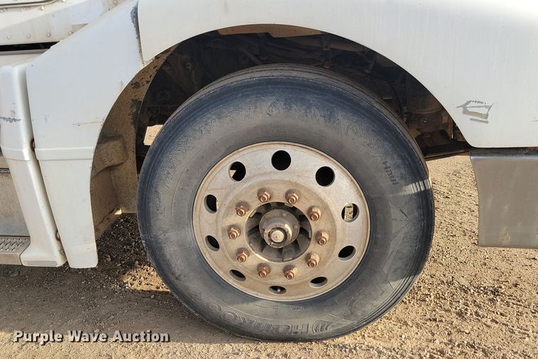 image for item JG9647 1998 Peterbuilt 377  truck cab and chassis