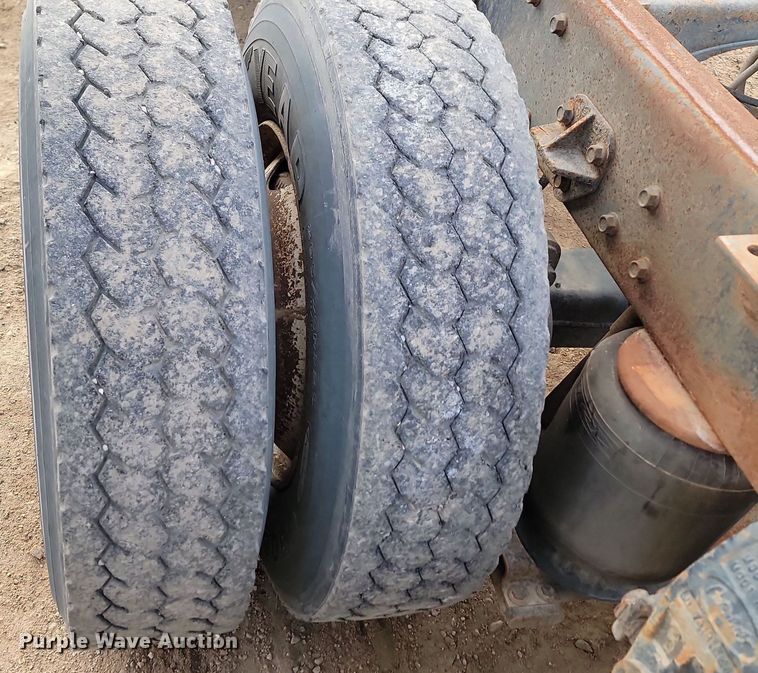 image for item JG9647 1998 Peterbuilt 377  truck cab and chassis