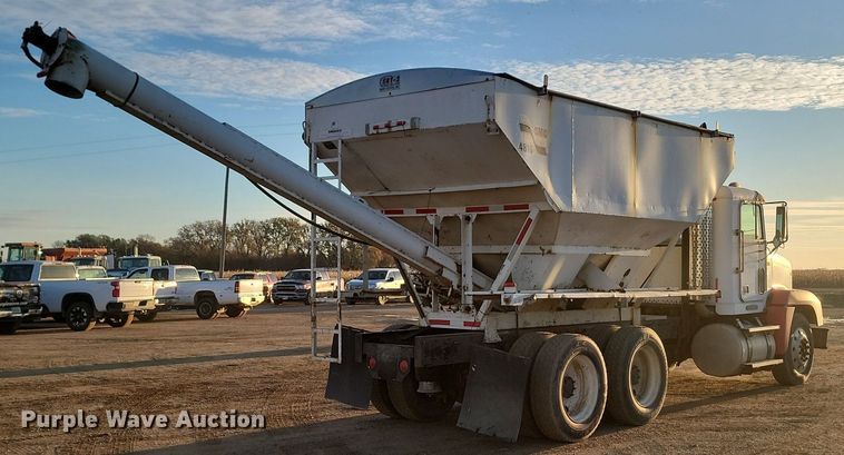 image for item JG9649 1994 Freightliner  fertilizer delivery truck