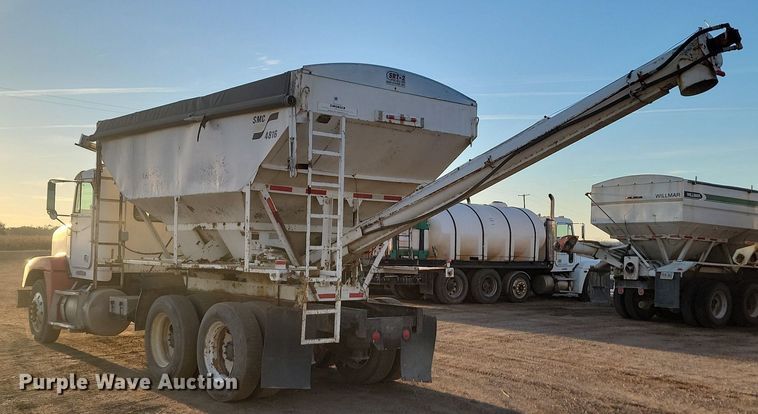 image for item JG9649 1994 Freightliner  fertilizer delivery truck