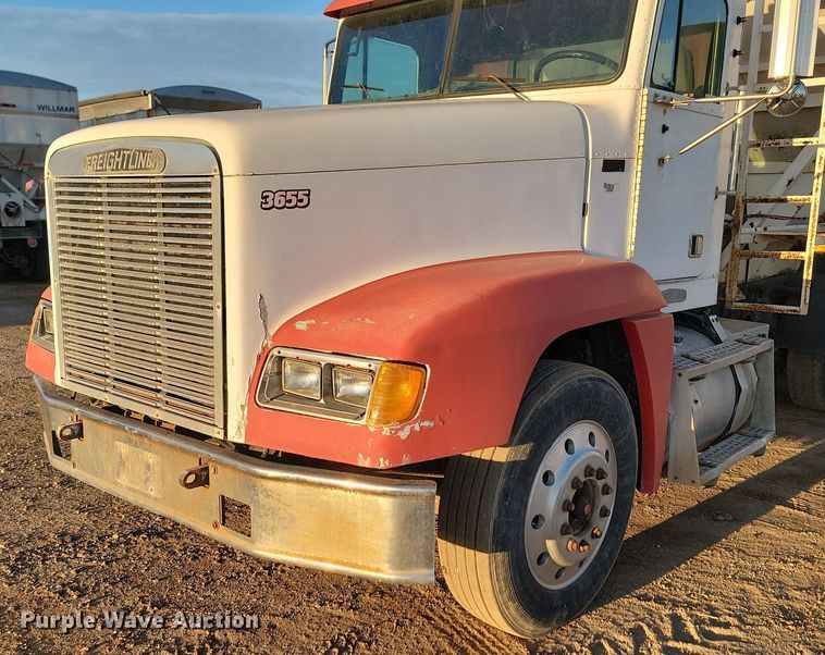 image for item JG9649 1994 Freightliner  fertilizer delivery truck