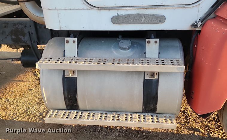 image for item JG9649 1994 Freightliner  fertilizer delivery truck