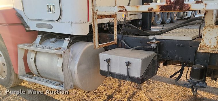 image for item JG9649 1994 Freightliner  fertilizer delivery truck