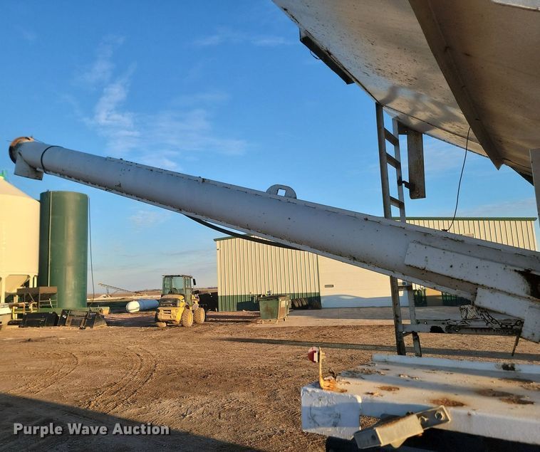 image for item JG9649 1994 Freightliner  fertilizer delivery truck