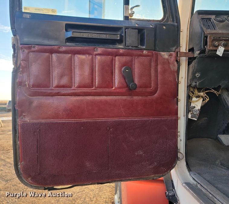 image for item JG9649 1994 Freightliner  fertilizer delivery truck