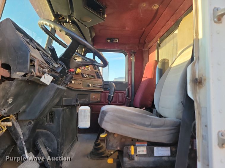 image for item JG9649 1994 Freightliner  fertilizer delivery truck