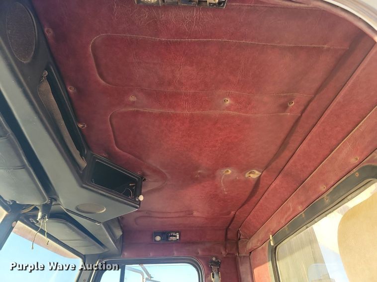 image for item JG9649 1994 Freightliner  fertilizer delivery truck