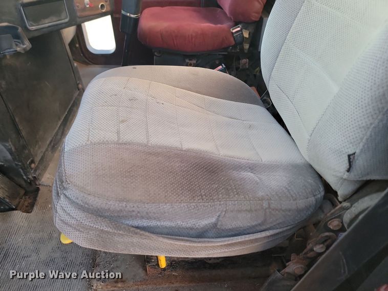 image for item JG9649 1994 Freightliner  fertilizer delivery truck