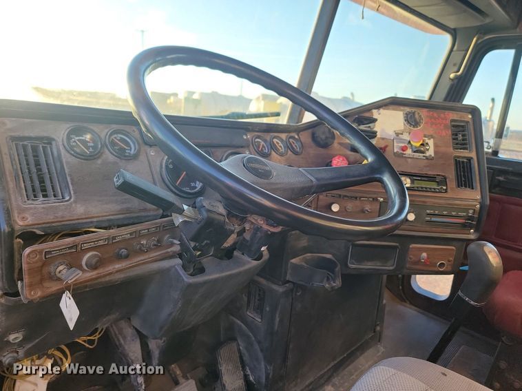 image for item JG9649 1994 Freightliner  fertilizer delivery truck