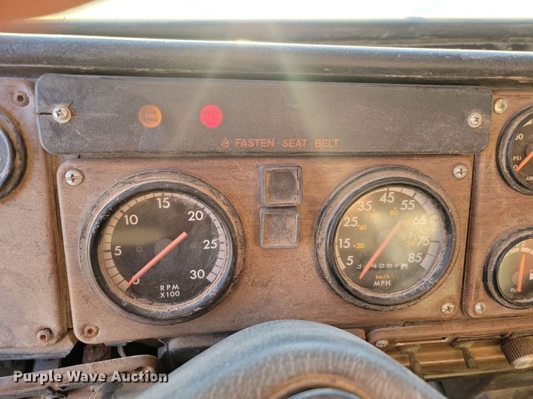 image for item JG9649 1994 Freightliner  fertilizer delivery truck