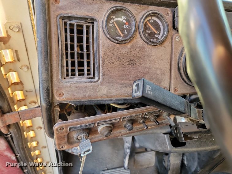 image for item JG9649 1994 Freightliner  fertilizer delivery truck