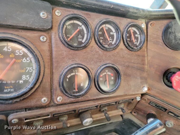 image for item JG9649 1994 Freightliner  fertilizer delivery truck