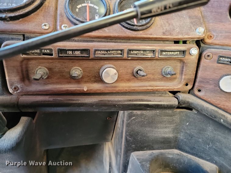 image for item JG9649 1994 Freightliner  fertilizer delivery truck