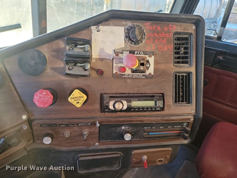 image for item JG9649 1994 Freightliner  fertilizer delivery truck