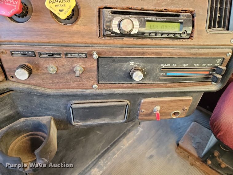 image for item JG9649 1994 Freightliner  fertilizer delivery truck