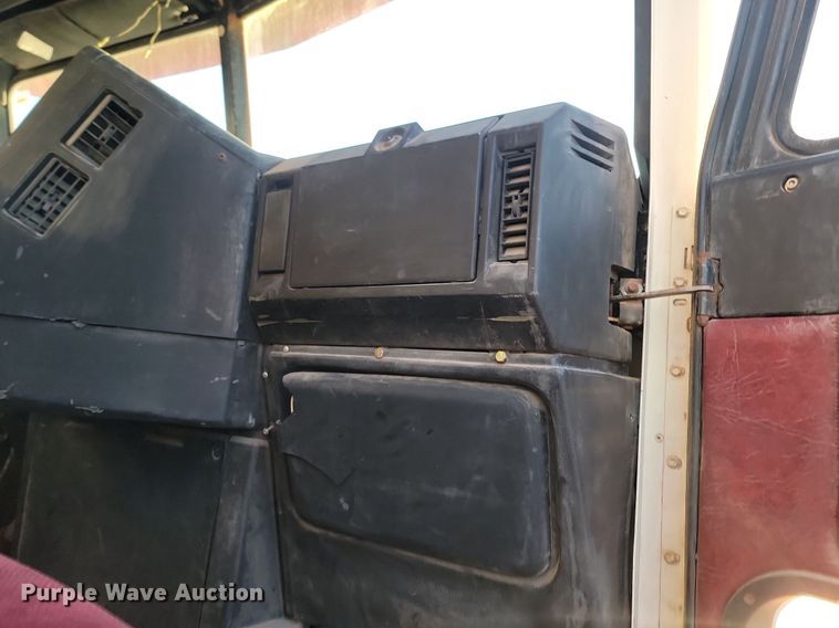 image for item JG9649 1994 Freightliner  fertilizer delivery truck