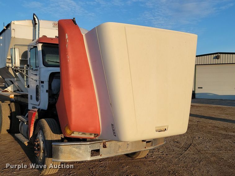 image for item JG9649 1994 Freightliner  fertilizer delivery truck