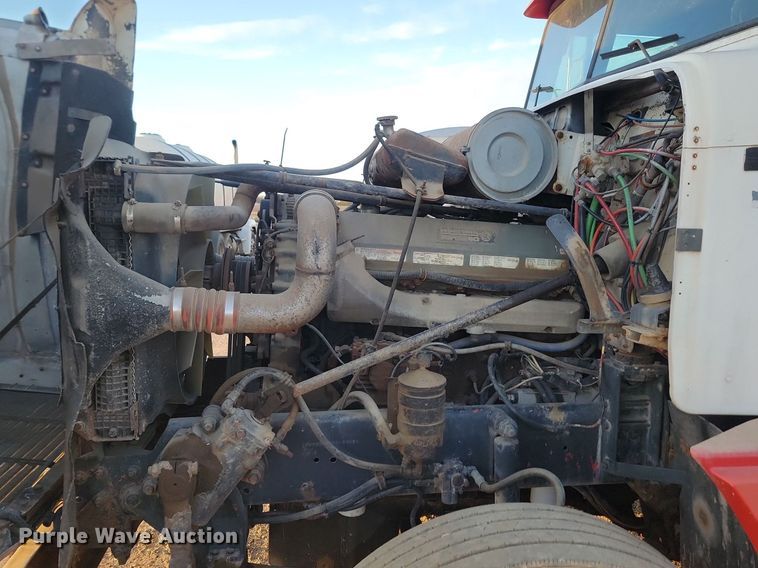 image for item JG9649 1994 Freightliner  fertilizer delivery truck