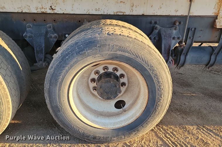 image for item JG9649 1994 Freightliner  fertilizer delivery truck