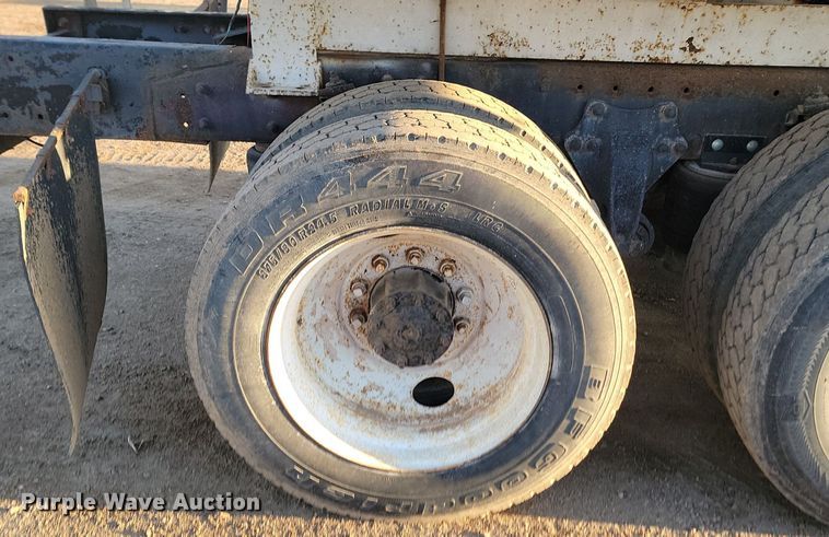 image for item JG9649 1994 Freightliner  fertilizer delivery truck