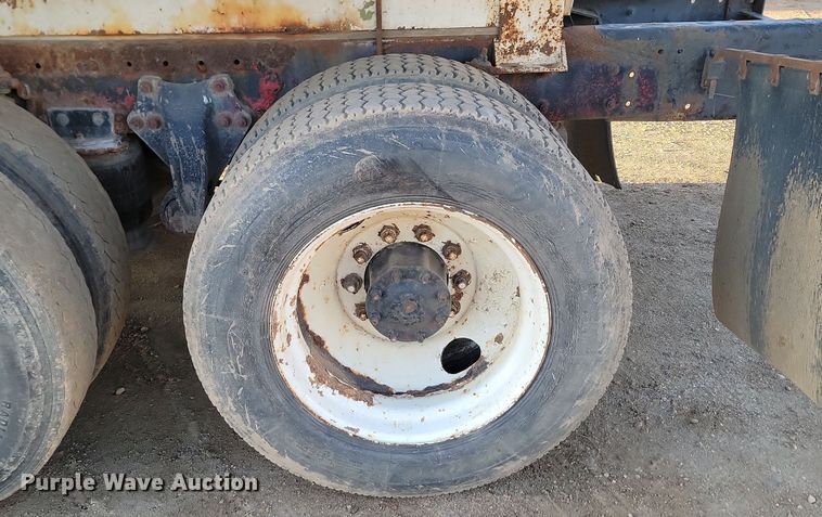 image for item JG9649 1994 Freightliner  fertilizer delivery truck