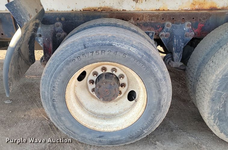 image for item JG9649 1994 Freightliner  fertilizer delivery truck