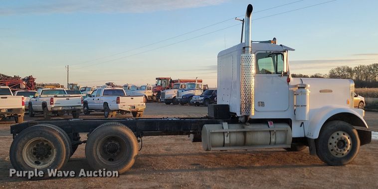 image for item JG9650 1988 Freightliner MB80  truck cab and chassis