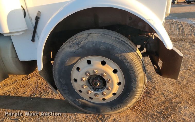 image for item JG9650 1988 Freightliner MB80  truck cab and chassis