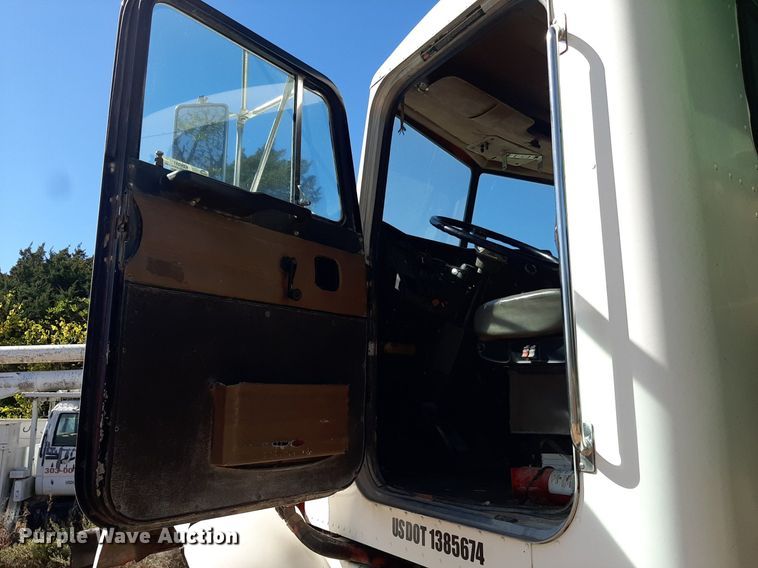 image for item KD9091 1996 Peterbilt 357  applicator truck