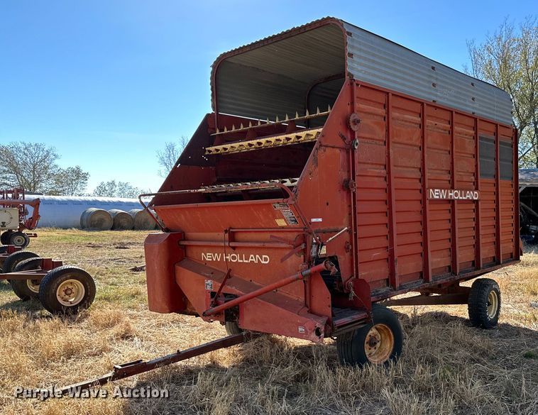 image for item KT9182 New Holland 8 silage wagon