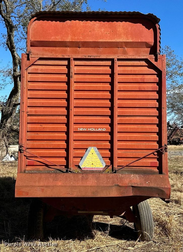 image for item KT9182 New Holland 8 silage wagon