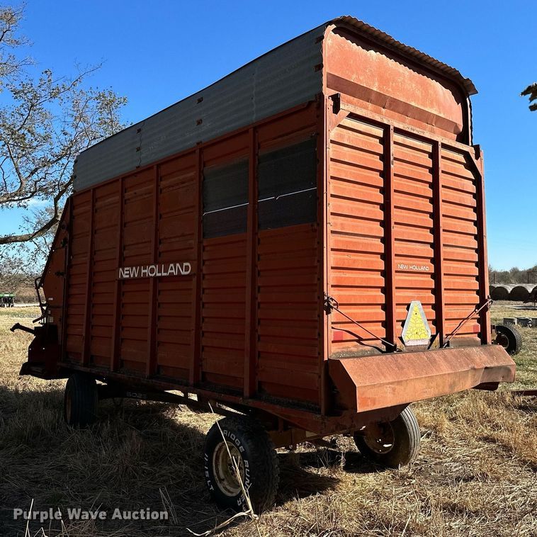 image for item KT9182 New Holland 8 silage wagon
