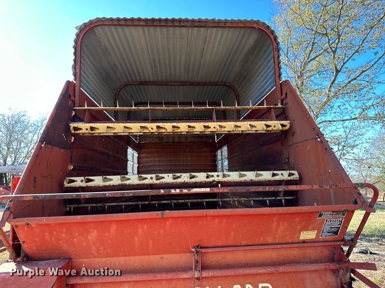 image for item KT9182 New Holland 8 silage wagon