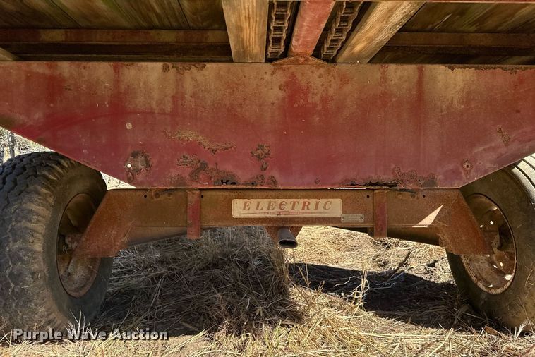 image for item KT9182 New Holland 8 silage wagon