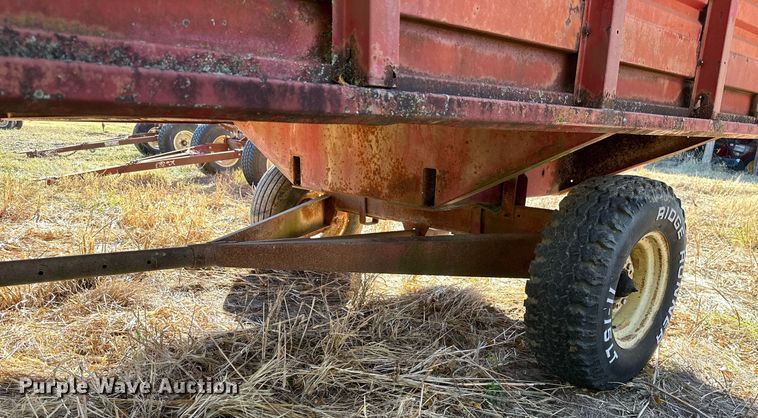 image for item KT9182 New Holland 8 silage wagon