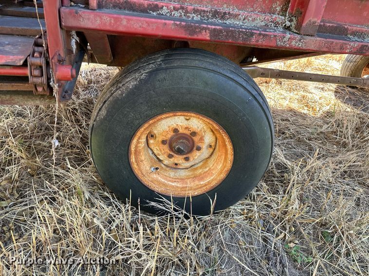 image for item KT9182 New Holland 8 silage wagon
