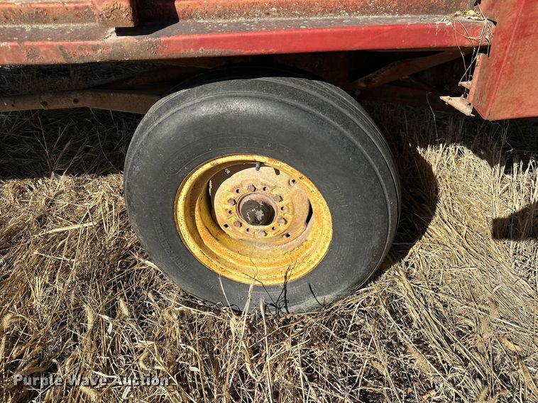 image for item KT9182 New Holland 8 silage wagon