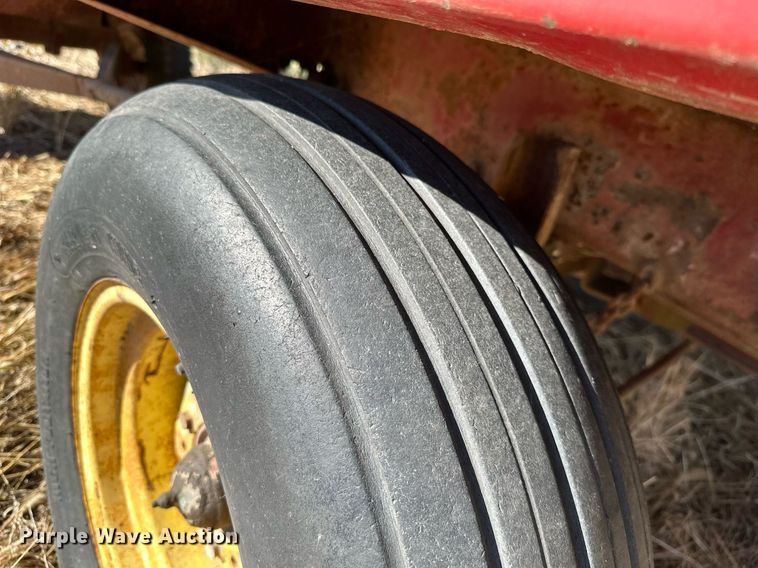 image for item KT9182 New Holland 8 silage wagon