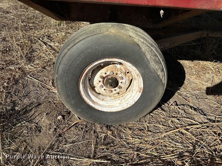 image for item KT9182 New Holland 8 silage wagon