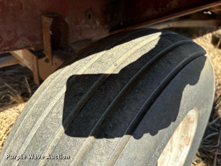 image for item KT9182 New Holland 8 silage wagon