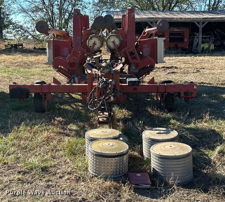 image for item KT9188 International 800  air seeder