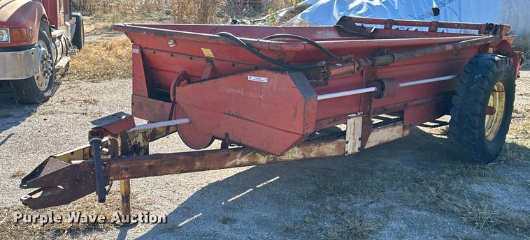 image for item KT9190 New Holland 518 manure spreader