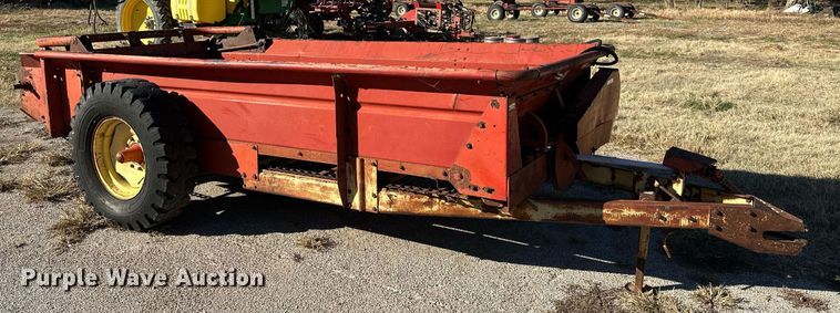 image for item KT9190 New Holland 518 manure spreader