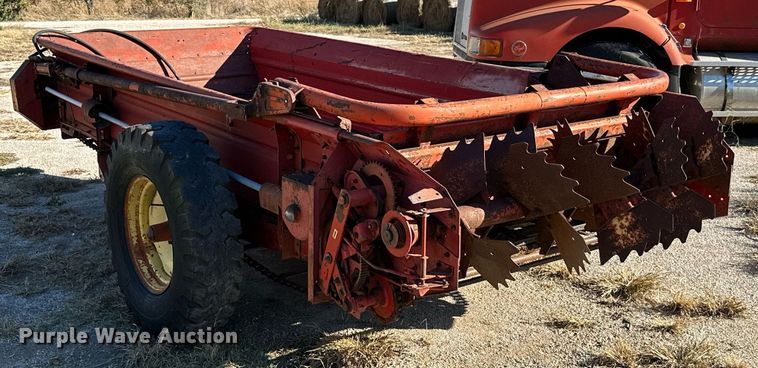 image for item KT9190 New Holland 518 manure spreader