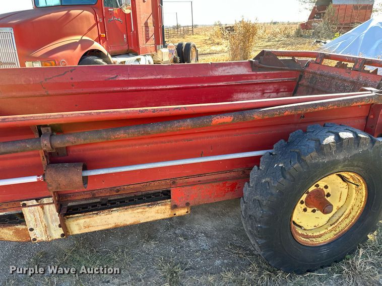 image for item KT9190 New Holland 518 manure spreader