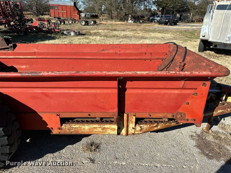 image for item KT9190 New Holland 518 manure spreader