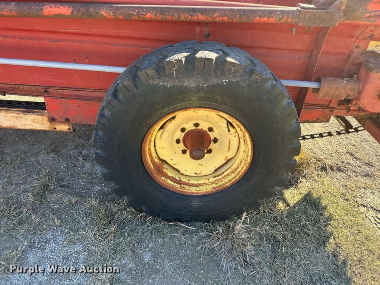 image for item KT9190 New Holland 518 manure spreader