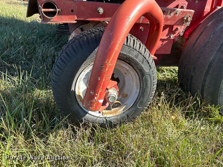 image for item KT9217 2000 Case RS561  round baler